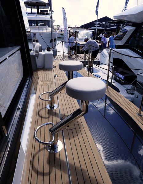 Galeon 520 Fly cockpit balcony seating with bar stools and fold-down side terrace