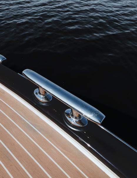 zeelander-5-stainless-steel-mooring-cleat-on-side-deck