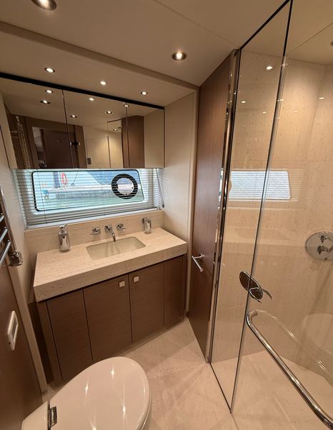 Sunseeker-76-Yacht-Review-owner-ensuite