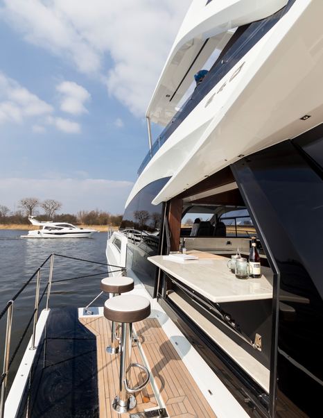 Galeon-640-Fly-open-balcony-bar