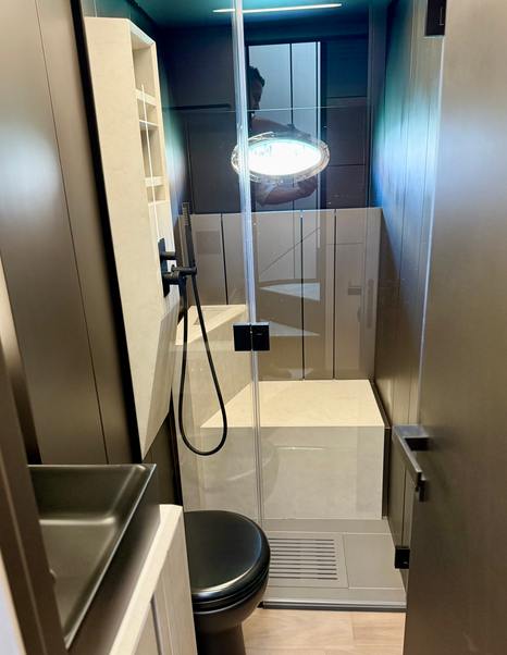 Pershing-GTX70-Review-VIP-ensuite-shower