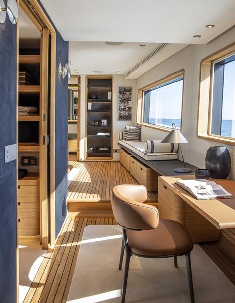 Motor yacht Numero Dix master cain office space
