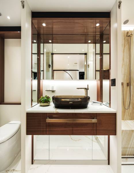 Horizon FD100 Skyline Superyacht master cabin ensuite with glass sink