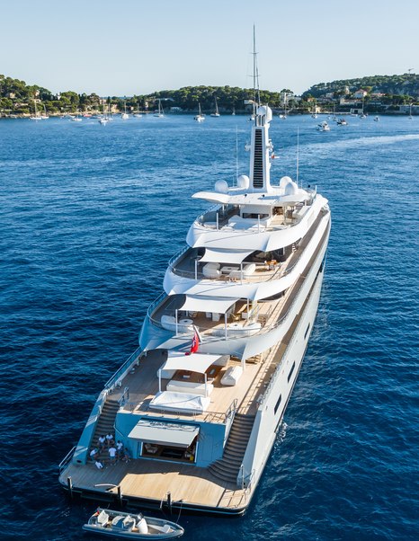 Feadship superyacht Moonrise at anchor aft view 