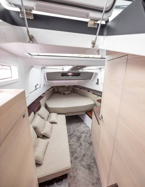 Axopar-45-Sun-Top-lower-deck-berth