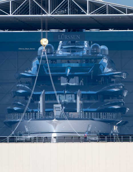 Superyacht Deep Blue in Lürssen shed door lowering