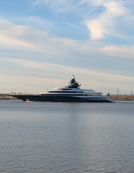 Superyacht Kismet under way on the Thames 