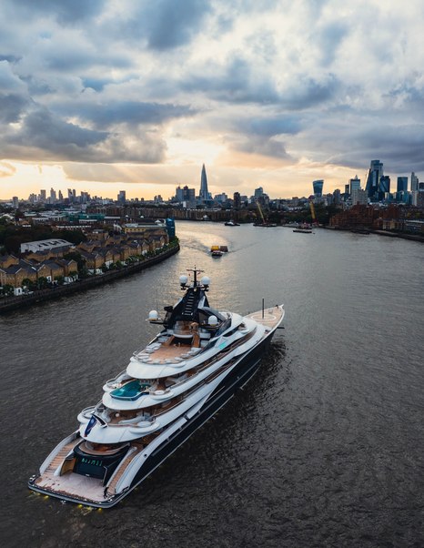 Kismet yacht heading towards Tower Bridge