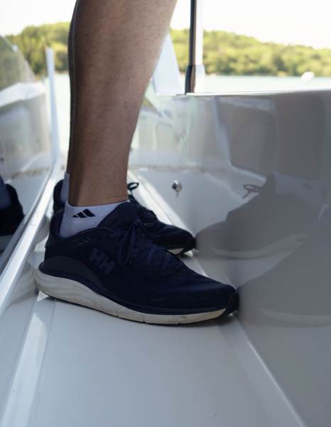 Absolute-47-FLY-Review-side-deck-squeeze