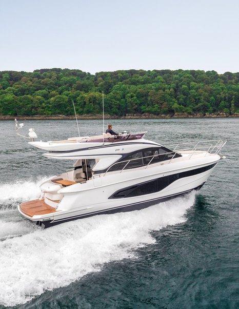 Flybridge yacht Princess F45 running shot