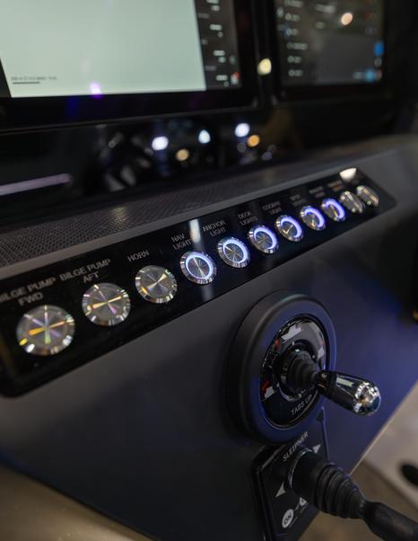 Axopar-29-XC-Cross-Cabin-helm-buttons