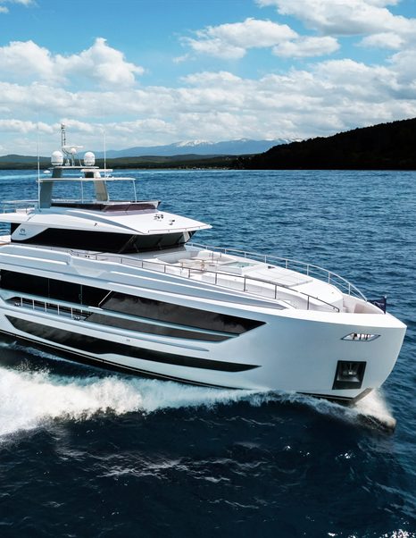 Horizon Yachts FD110 running 