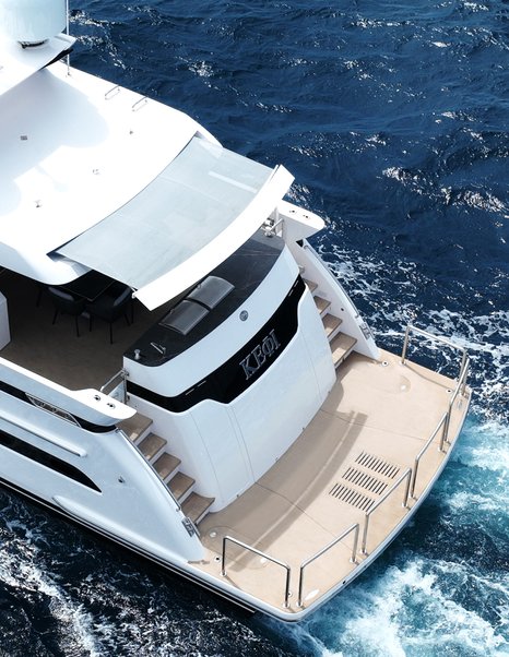 Horizon ES88 Sport Yacht KeΦi stern while under way 