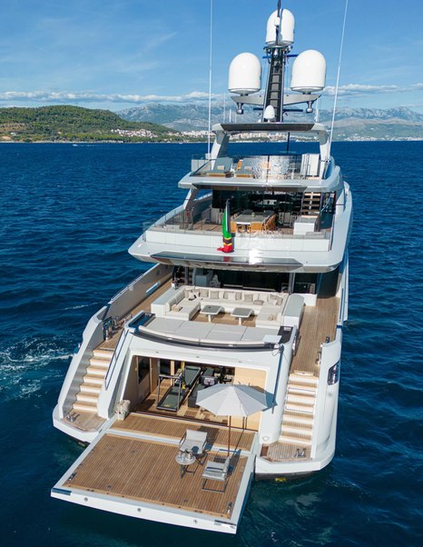 Tankoa superyacht Kinda at anchor stern view 