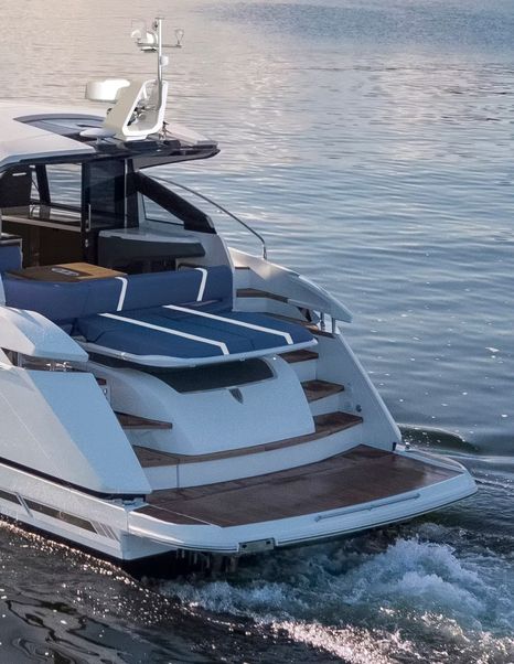 Rendering of Fairline Targa 47 GT boat stern while under way 