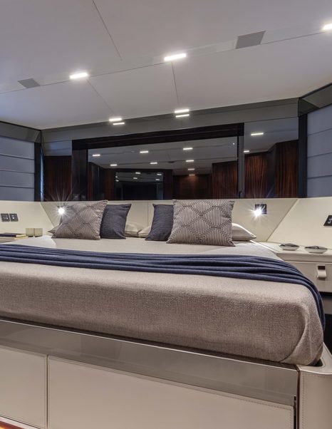 Like the Owner's cabin, VIP cabins have an en-suite, widescreen TV and double bed.