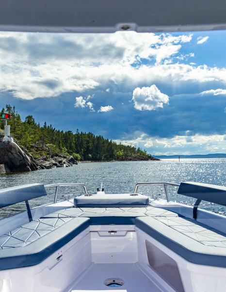 Axopar-29-XC-Cross-Cabin-foredeck-seating