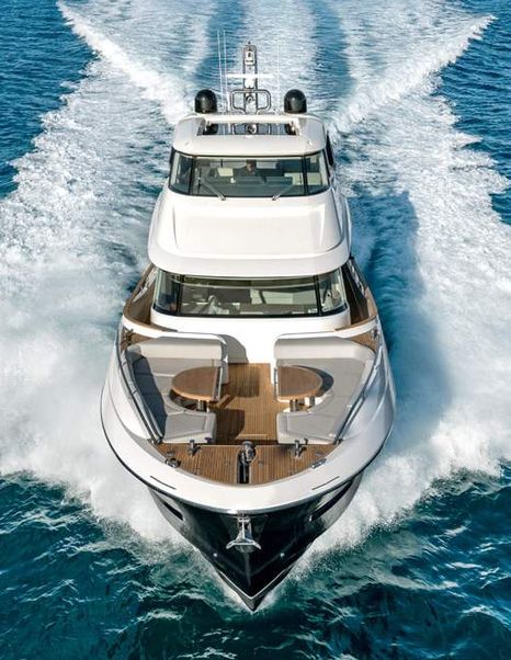 MCY 76 Skylounge foredeck