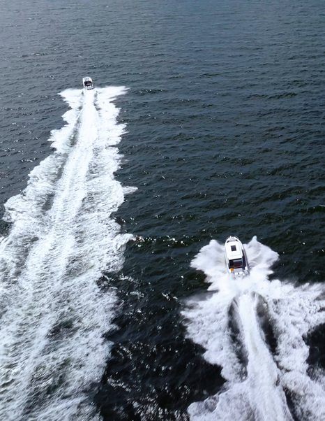 Wellcraft 38 Explorer vs Quarken 35: DRAG RACE & Agility Test Wellcraft pulls ahead