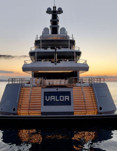 Expedition Yacht Valor stern 