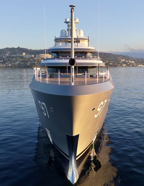 Expedition Yacht Valor bow 