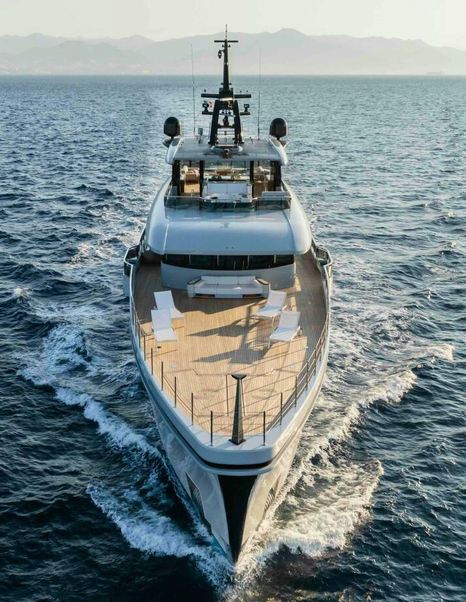 Superyacht Serenissima I bow under way