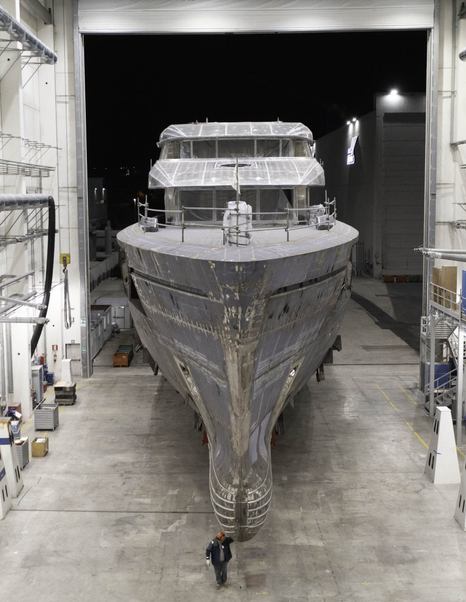 Short of Superyacht Amor à Vida's bow under construction