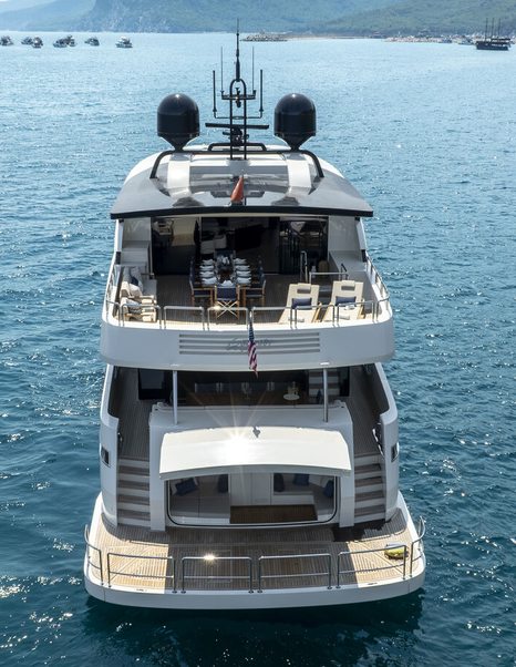 Lazzara UHV 100 Motor Yacht stern at anchor 