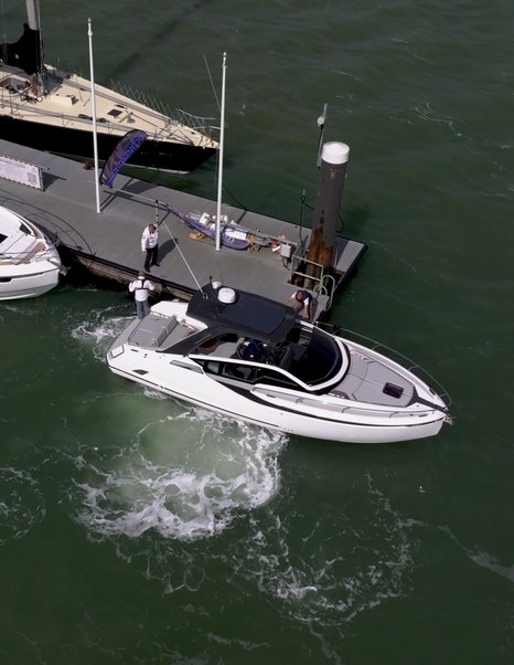 Fairline-F33-docking-Marina