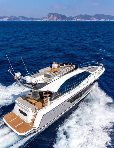 flybridge cruising yacht Beneteau Monte Carlo 52 running shot