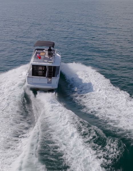 Beneteau Swift Trawler 37 Fly stern view with Zipwake trim system active