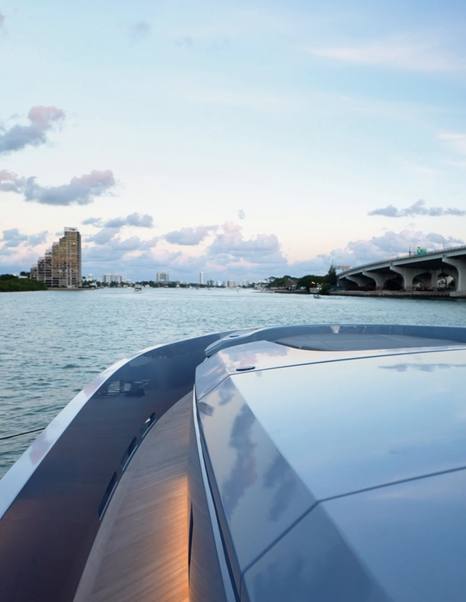 AB-120-Review-foredeck-bulwark