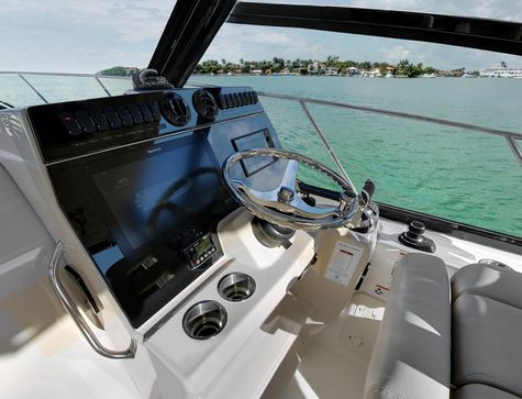 Boston Whaler 325 Conquest Boat