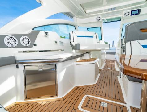 Tiara 34LX Yacht