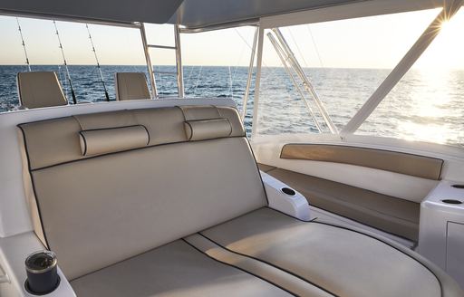 Hatteras GT59 exterior