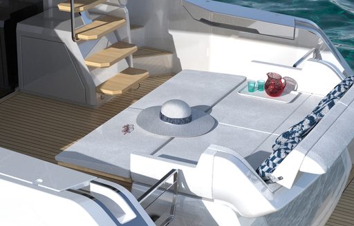 The 500's main deck aft can switch between sunning and dining area