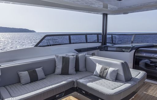 Pearl-82-flybridge-seating