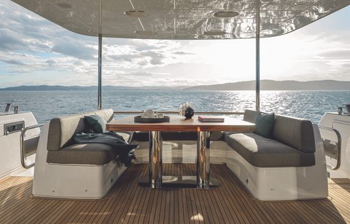 Azimut Magellano 66 deck