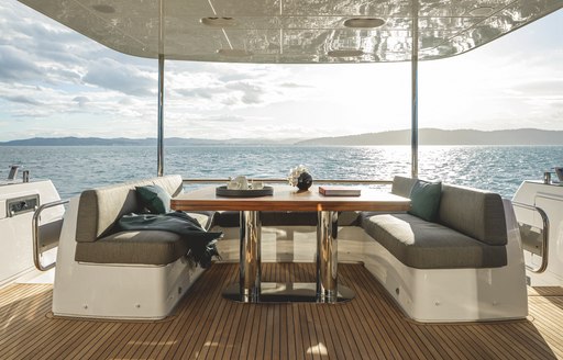 Azimut Magellano 66 deck