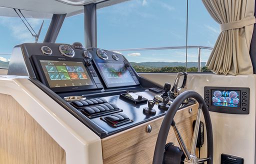 Beneteau Swift Trawler 48 helm