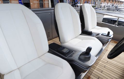 Pershing-GTX80-upper-helm-seats