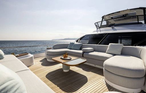 Azimut Fly 72 foredeck salon