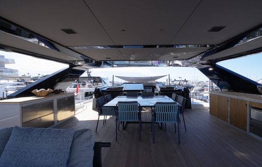 Numarine-30XP-flybridge-view-forward-dining