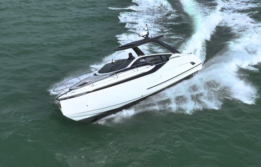 Fairline-F33-running-turn