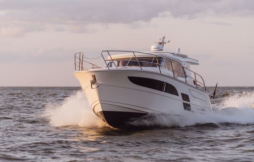 Marex 330 Scandinavia running 