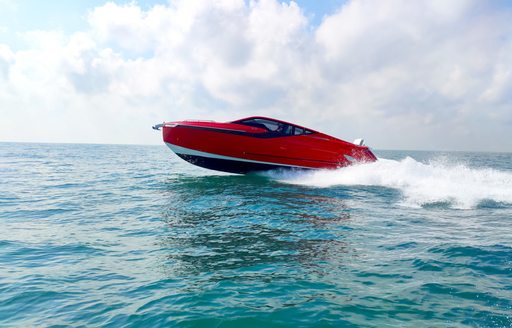 Fairline-F33-red-running