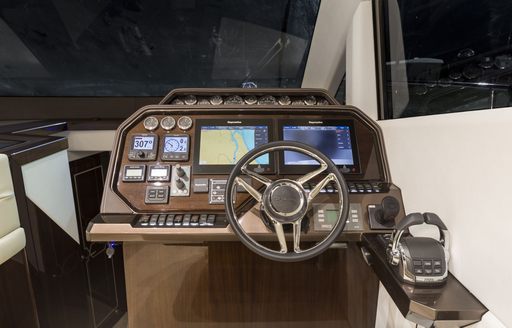 Galeon 500 Fly lower helm, Galeon 500 fly dashboard 