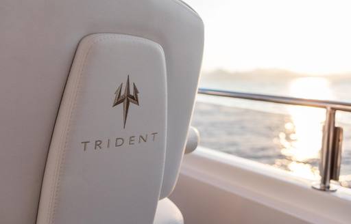 Outer-Reef-620-Trident-flybridge-helm-detail