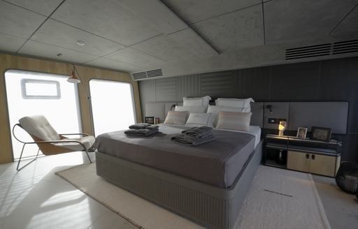 Numarine-30XP-owner-cabin-bed-and-lounger