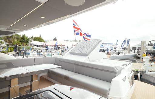 Sunseeker-Predator-75-cockpit-sunbathing